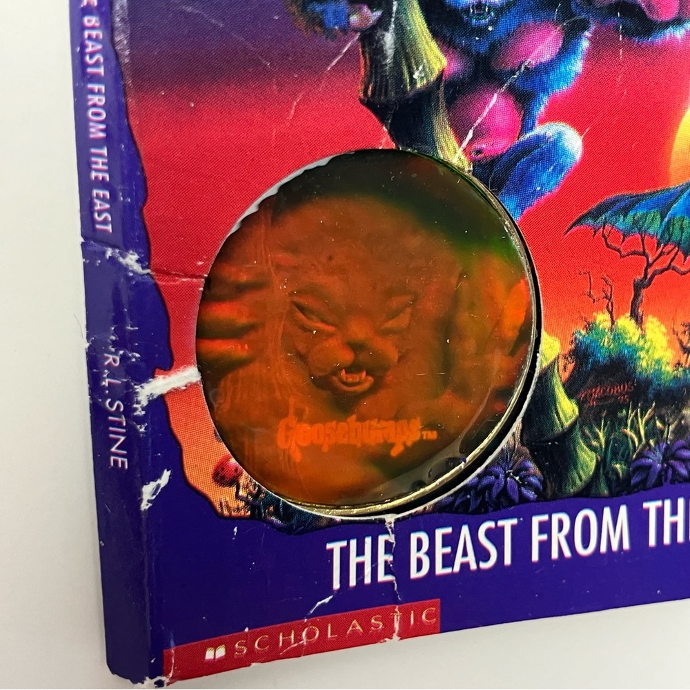 90s Vintage Goosebumps 3D Hologram Necklace - Beast from the East - Picture 9 of 10